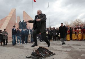 A.Ü. de Nevruz Coşkusu